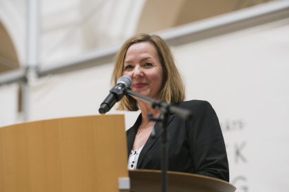 Simone Buchholz begrüsst als Vertreterin des PEN Berlin und des OK Hamburg und liest später einen Text von Hannah Arendt