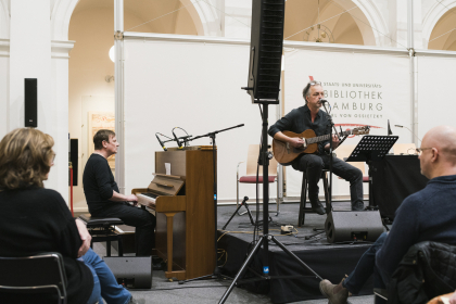 Nicolai von Schweder-Schreiner (Gesang und Gitarre) und Felix Huber (Piano) spielen Songs von Daliah Lavi