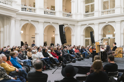 Der bis obenhin sehr gut besuchte Lichthof der Staats- und Universitätsbibliothek