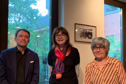 Thomas Meyer und Astrid Deuber-Mankowsk mit Gastgeberin Barbara Guggenheim