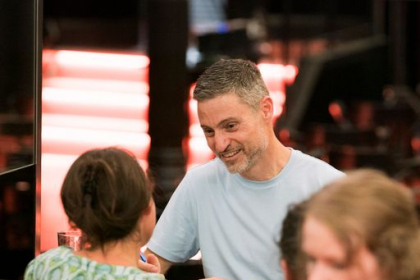 Meron Mendel beim Signieren seines Buches