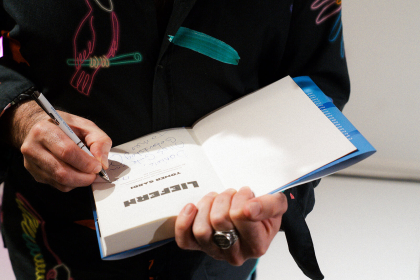 © Michael Kohls Tomer Gardi beim Signieren