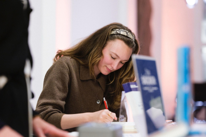 Ricarda Messner beim Signieren