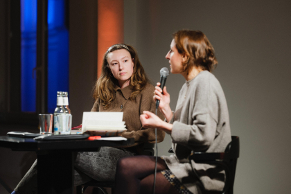 Ricarda Messner und die Moderatorin Laura de Weck im Gespräch 