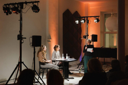 Gastgeberin Barbara Guggenheim eröffnet den Abend in der TONALI Akademie