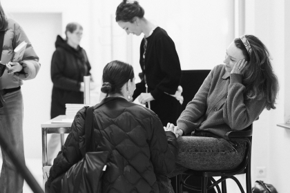 Im Gespräch am Büchertisch