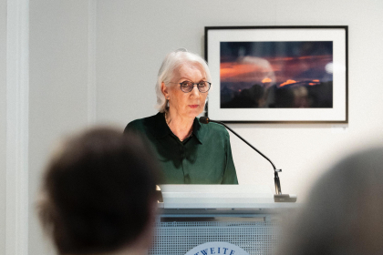 Die Gastgeberin Friederike Heimann eröffnet den Abend