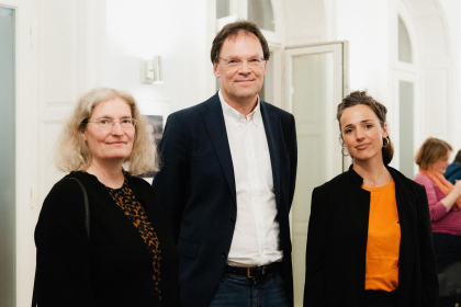 Michaela Will vom Kooperationspartner, dem Ev.-Luth. Frauenwerk Hamburg-West/Südholstein, Gerhard J. Rekel und Milena Lampasiak