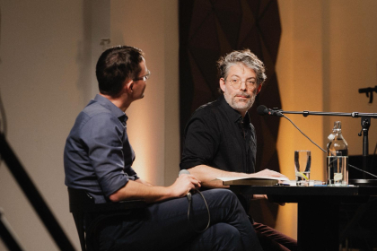 (c) Michael Kohls Gastgeber Sebastian Schirrmeister (li) und Tomer Dotan-Dreyfus im Gespräch