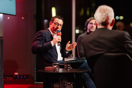 (c) Michael Kohls Moderator Ulrich Kühn von NDR Kultur im Gespräch mit Thomas Sparr