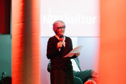 (c) Michael Kohls Gastgeberin Barbara Guggenheim begrüsst im Foyer des Radiohauses von NDR