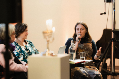 (c) Michael Kohls Am Mikrofon die Gastgeberin Kristina Omelchenko und links Nathalie Frank.