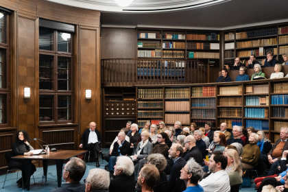 Das vollbesetzte Warburg-Haus