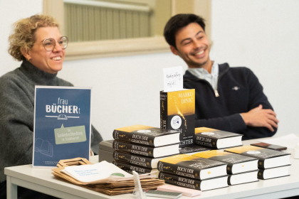 (c) Michael Kohls Frau Büchert und Joshua Biro am Büchertisch