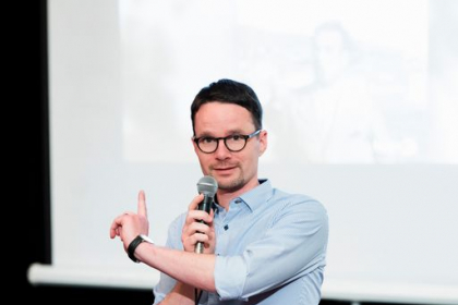 Gastgeber Sebastian Schirrmeister eröffnet den Abend