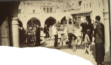 Piazza Carlo V, (auch „Piazza del Fuoco“ nach dem großen Brand 1872 genannt), südöstliche Altstadt Rhodos. Foto von Feldwebel Otto Stenker, aufgenommen nach Mai 1943 – vor Juli 1944 Privatbesitz