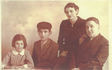 Reli Alfandari mit ihrem Bruder und ihren Eltern, Belgrad 1939 © Privatarchiv