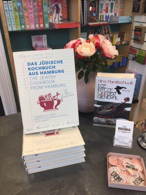 Das Jüdische Kochbuch aus Hamburg auf einem Büchertisch